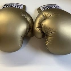 GOLD EVERLAST 🔥🔥BOXING GLOVE 🥊 🥊AUTOGRAPHED🔥🔥