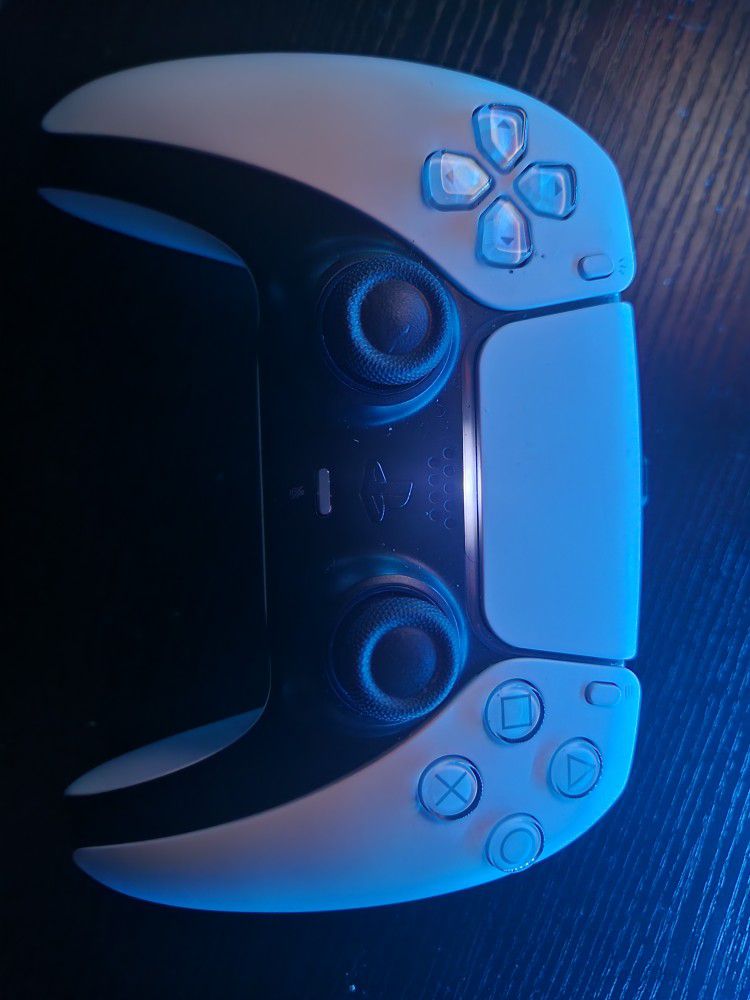 Ps5 controller VERY LIGHTLY USED 