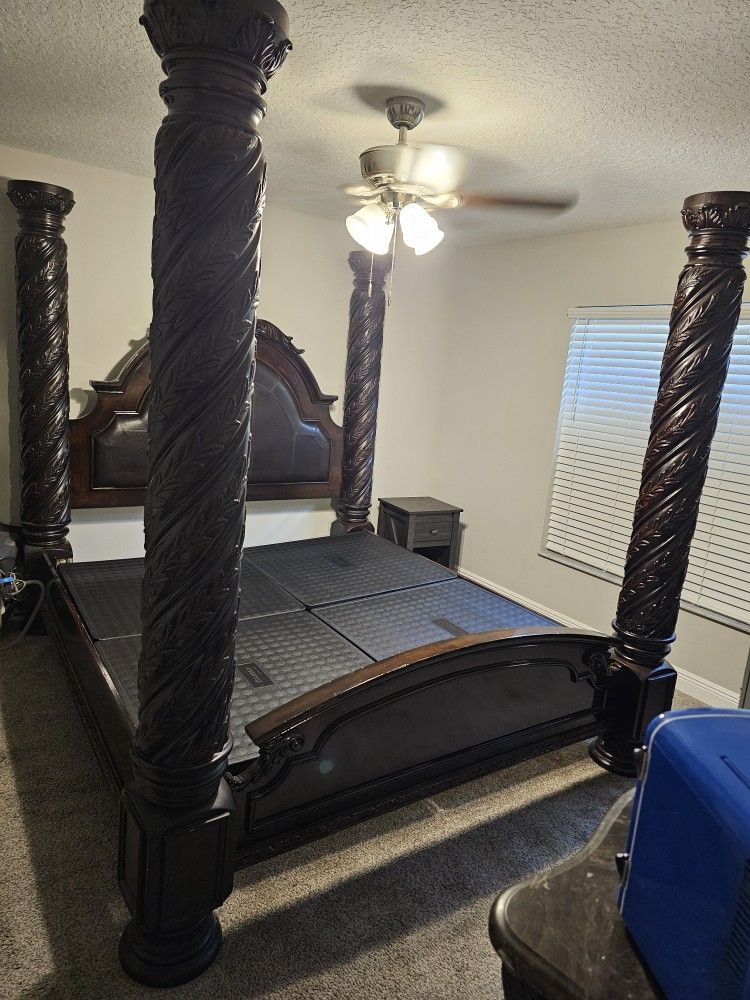 King canopy bed