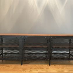 Sleek TV Stand (Great Condition)