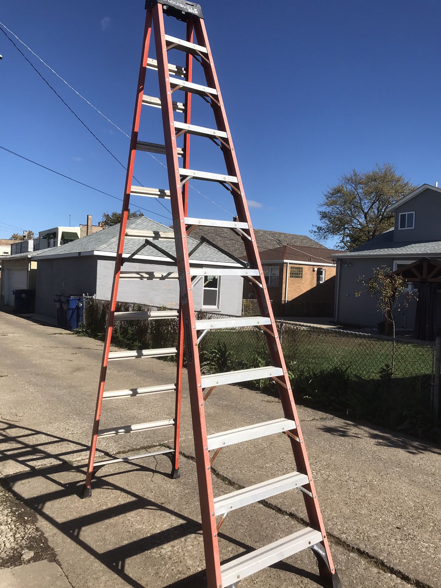 Louisville 12 foot Fiberglass Ladder. Great shape!!