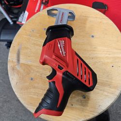 MILWAUKEE M12 HACKSAW