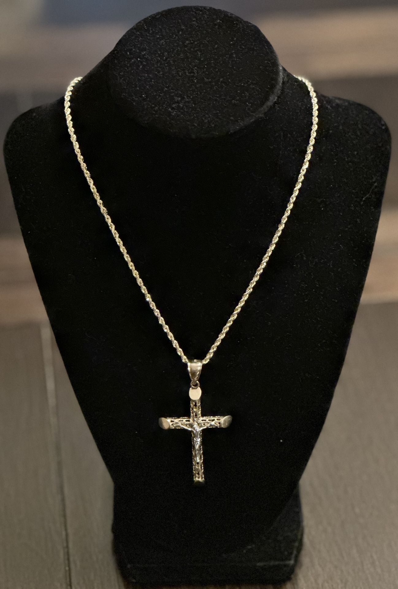 14KT Jesus Pendant w/ 10 KT 24 inch Necklace