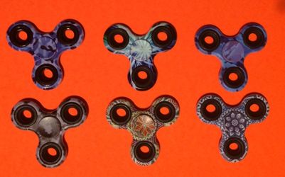 6 X CAMOUFLAGE FIDGET SPINNERS.