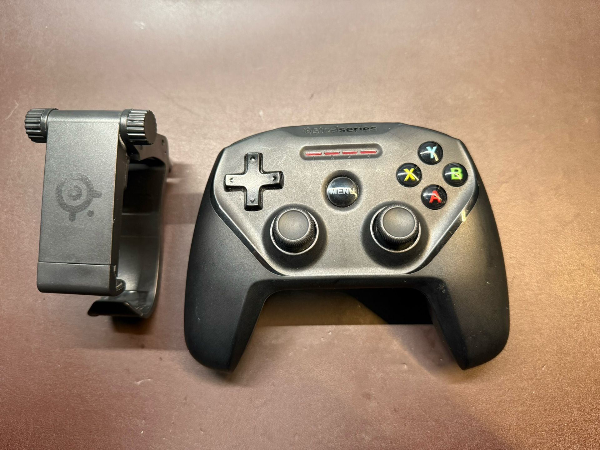 SteelSeries Nimbus iOS iPhone Wireless Gaming Controller + Phone Holder
