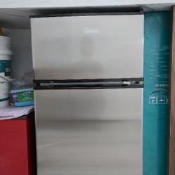 Compact Refrigerator Midea 3.1cu