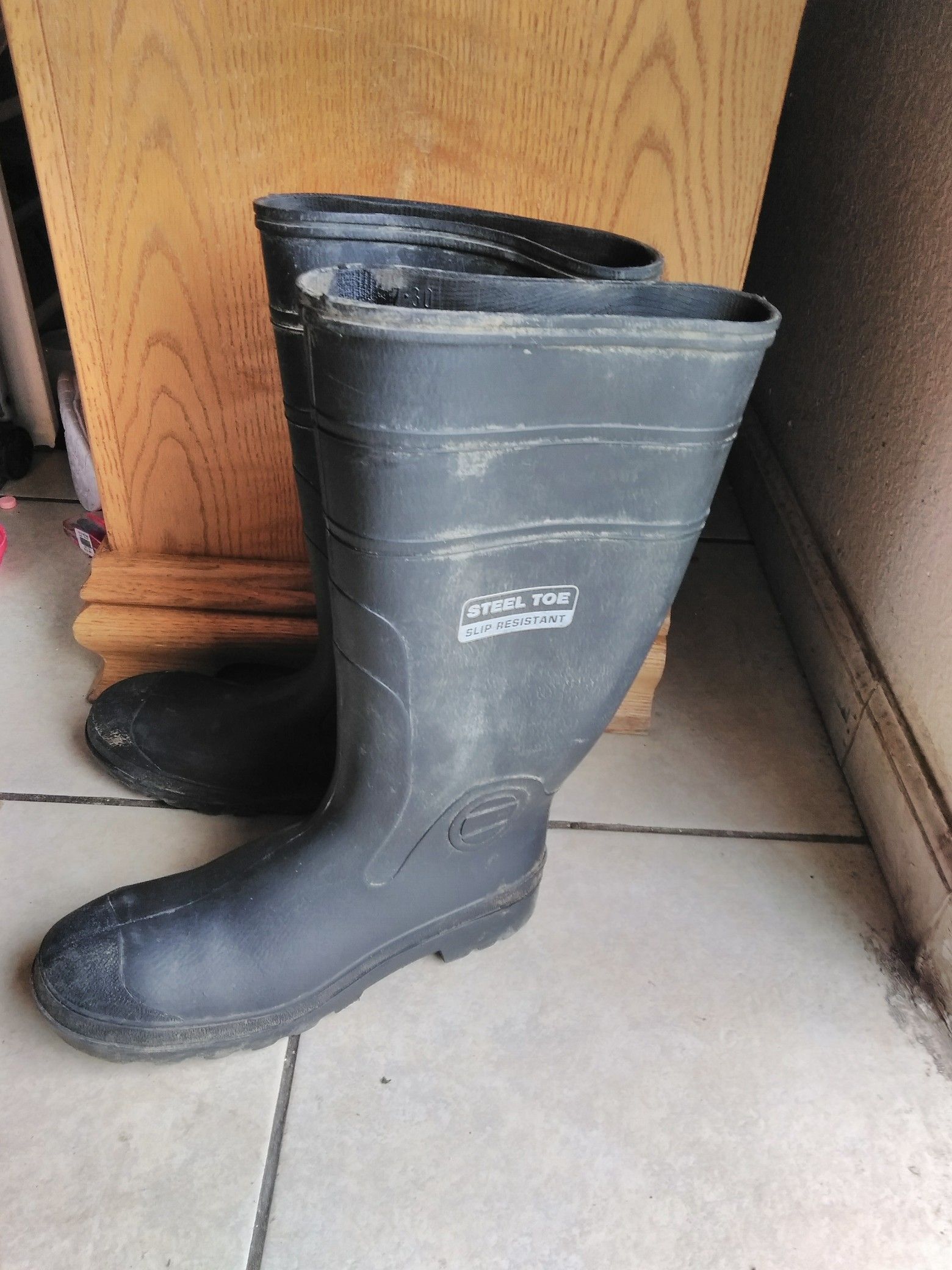 Slip resistant rubber boots