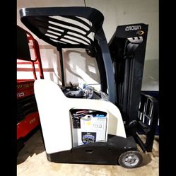 50719A1 FORKLIFT CROWN RC5500 ELECTRIC 5.5K LBS. (CHASSIS ONLY)