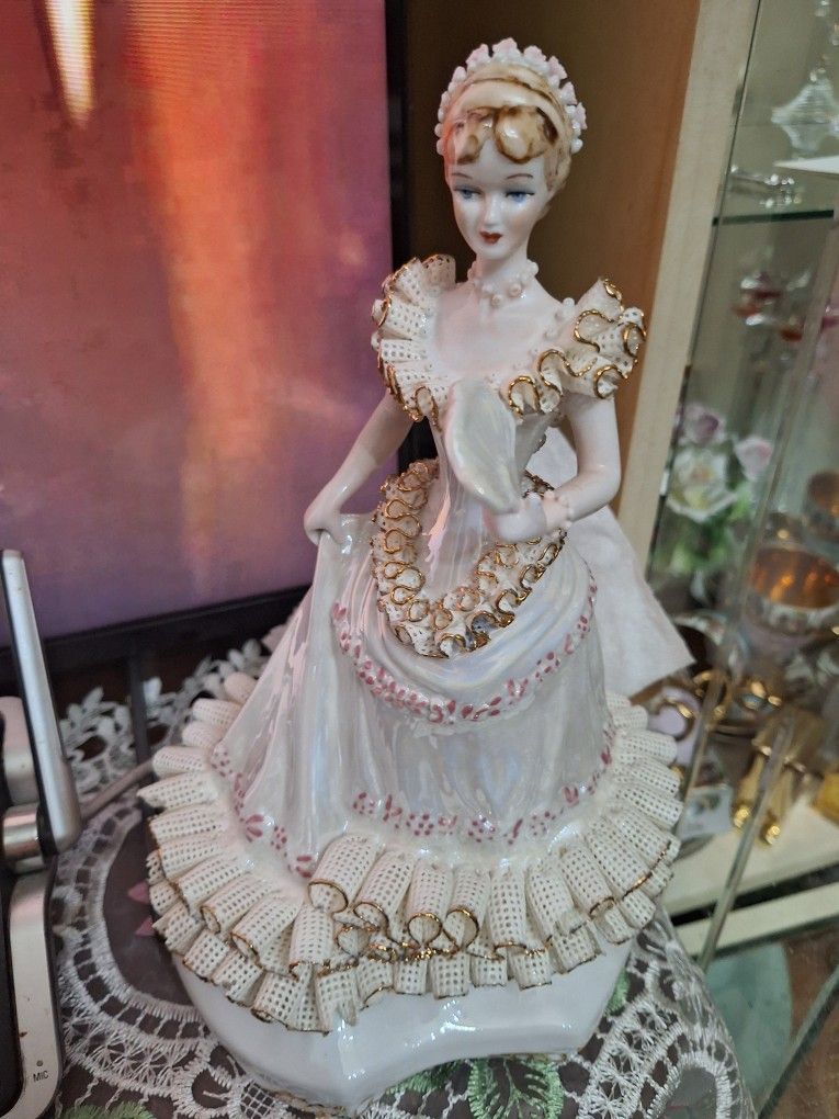 Very Nice Antigua Hand Made Fine Porcelain From Europe 17 Dollars A Pies