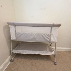 Baby Bassinets Bedside Sleeper with Breathable Mesh & Mattress, Easy Move Crib for Newborns with Lockable Wheels, 4-Adjustable Height Beside Bassinet