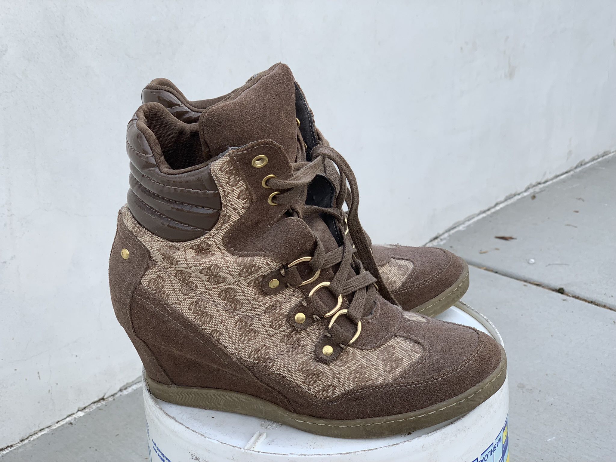 muis of rat Integreren Eed Wedge Sneakers - Guess for Sale in Los Angeles, CA - OfferUp
