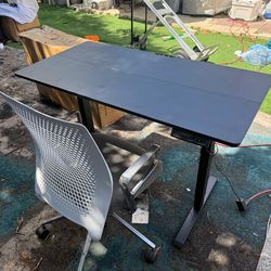 Escritorio ajustable y silla