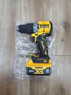 NEW DeWalt 20V XR Brushless Hammer Drill & 5AH Battery