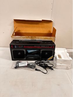 Portable AM/FM Cassette Boombox – Retro Style – Excellent Condition