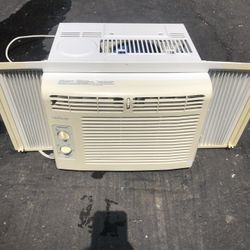 Very Good Condition Frigidaire Air Conditioner 