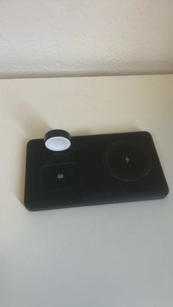 3-in-1 Magnetic Wireless Charging Station – Excellent Condition
