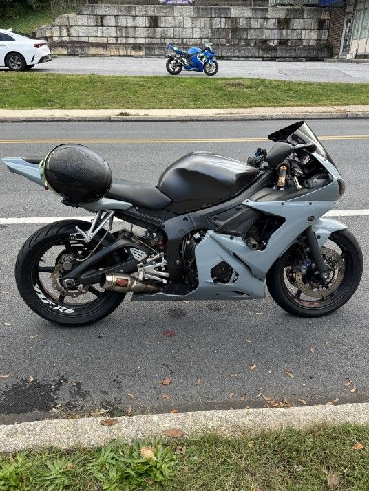 2 Bikes 04 R6 00 CBR600F4