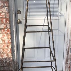 sturdy metal/glass shelves 