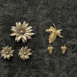 Vintage Costume Jewelry Two Sets Of Pins And Matching Earrings 
