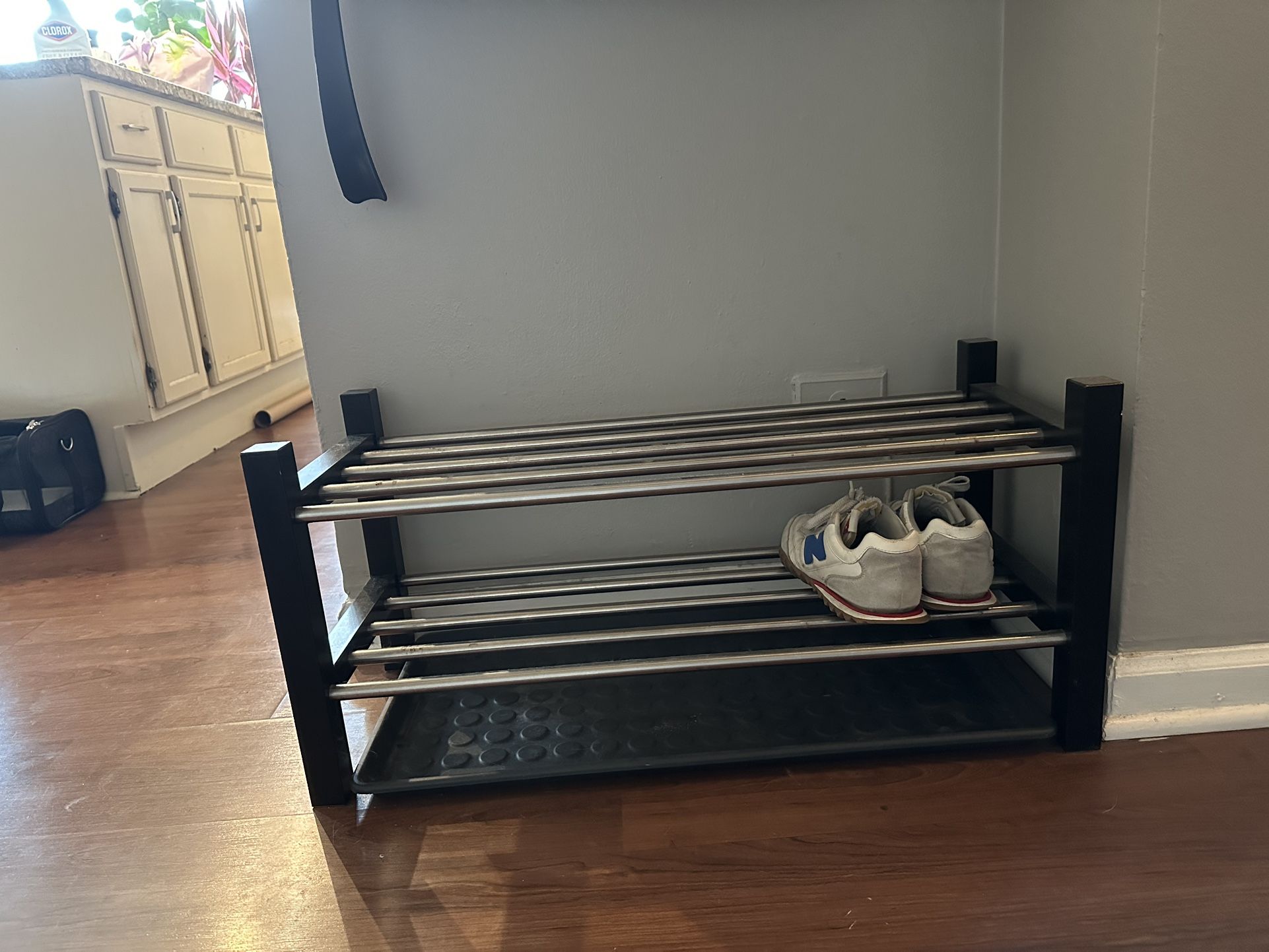 Shoe rack with drip tray
