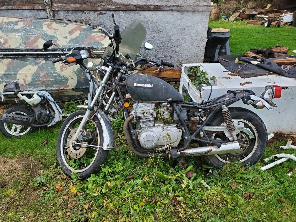 Motorcycle Cycle And 4 Or 5 Mopeheads /scooters