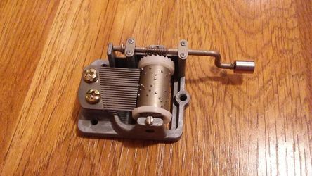 NEW Small Hurdy Gurdy music box