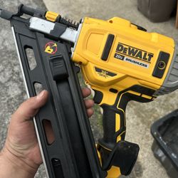 Dewalt 20v Brushless 30 Degree Angle Nail Gun