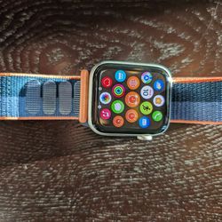 Apple Watch SE 44mm Cellular + GPS