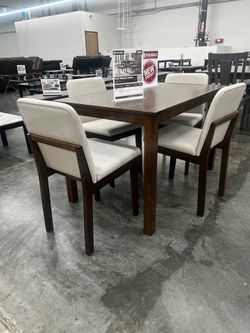 5 pc dining set / brand new in box