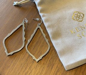Kendra Scott Sophee Earrings W/bag