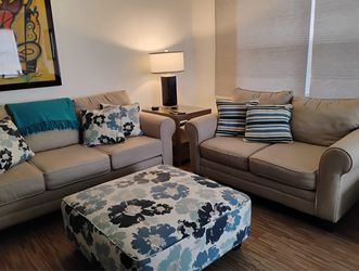 Muebles de sala. Con lámpara y mesas.