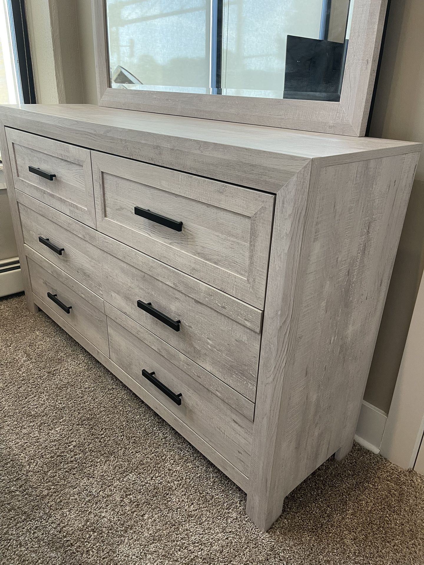 Dresser With Mirror