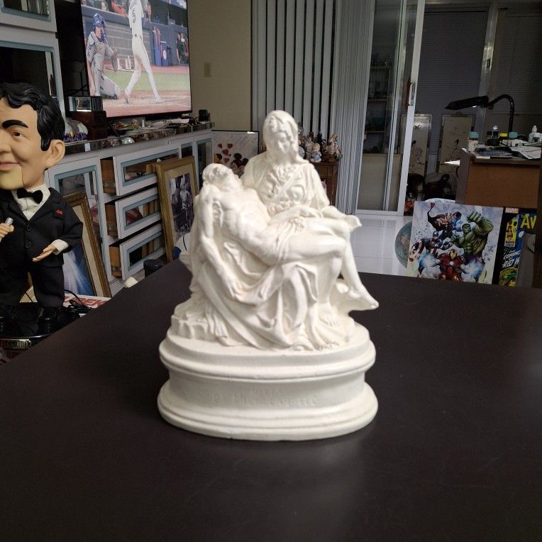 Pieta By Michelangelo Large Sculpture, Virgin Mary Holding Jesus After His Crusifiction 9.5"H X 7.5"W SEE DESCRIPTION 