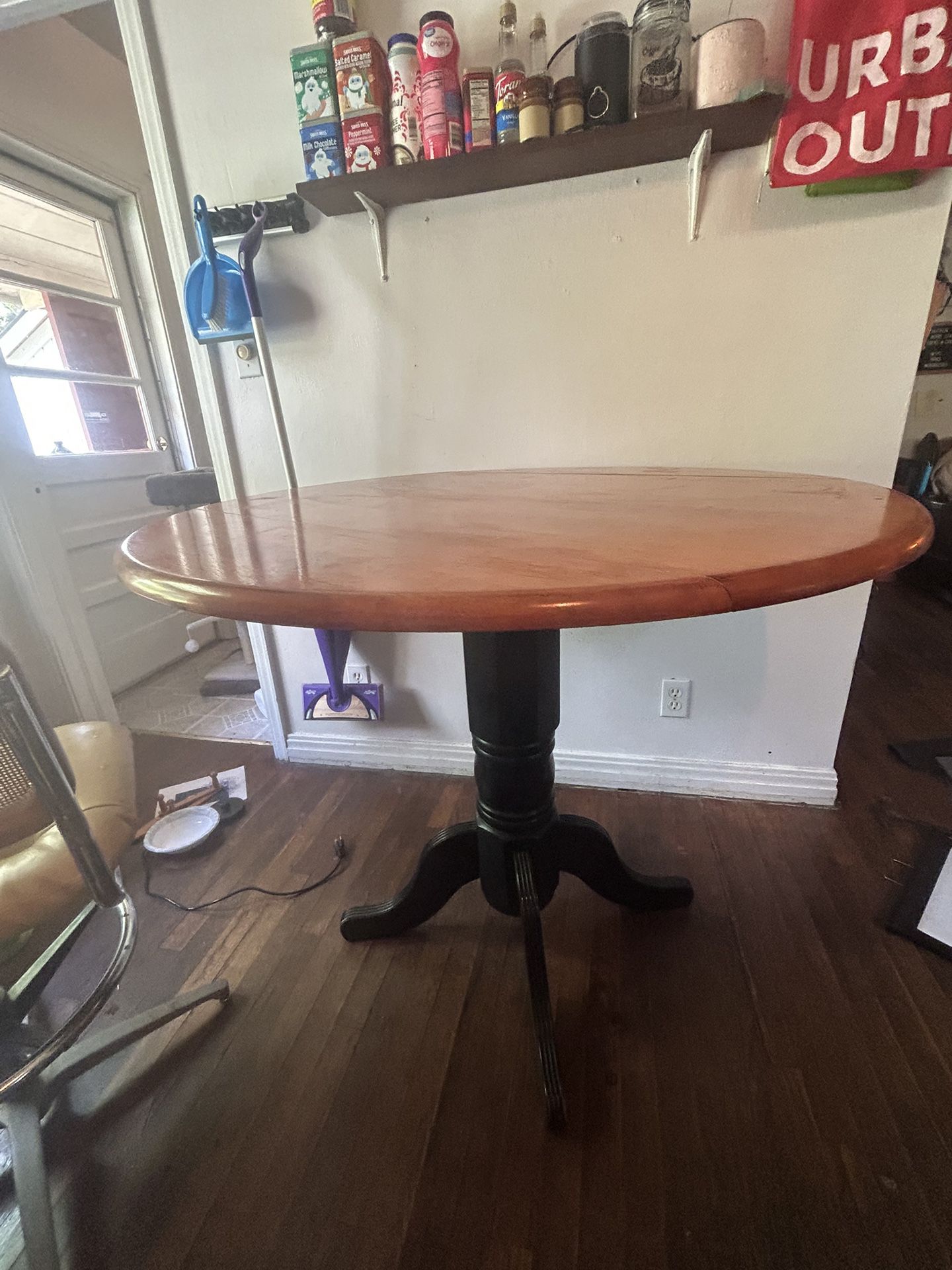 Adjustable round table, 3 vintage rattan chairs