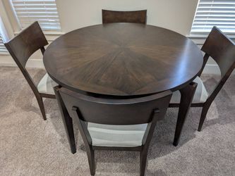 Nice round Table with 4 chairs