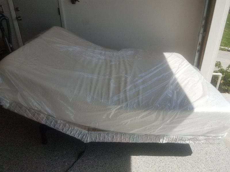 Adjustable Queen bed w/ Vera Wang Serta Memory foam mattress