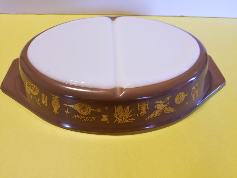 Vintage pyrex divided vegetable dish with cover