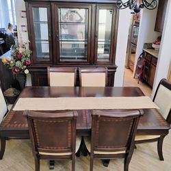 Dining Room Table And Chairs 