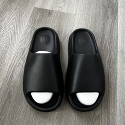 Yeezy Slides “Onyx” Black / Size 10