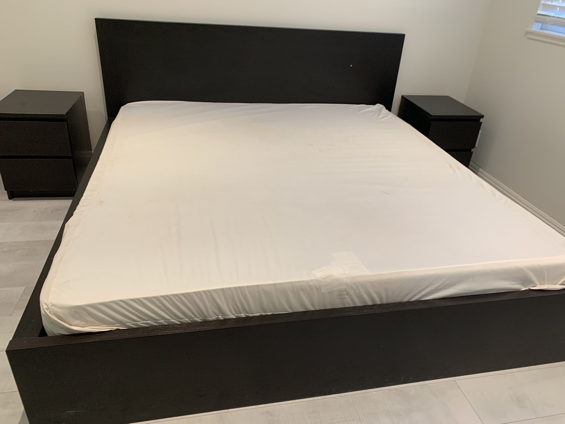 Used King Bed With Two Side Tables