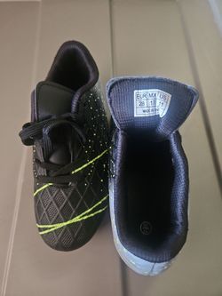 Soccer shoes