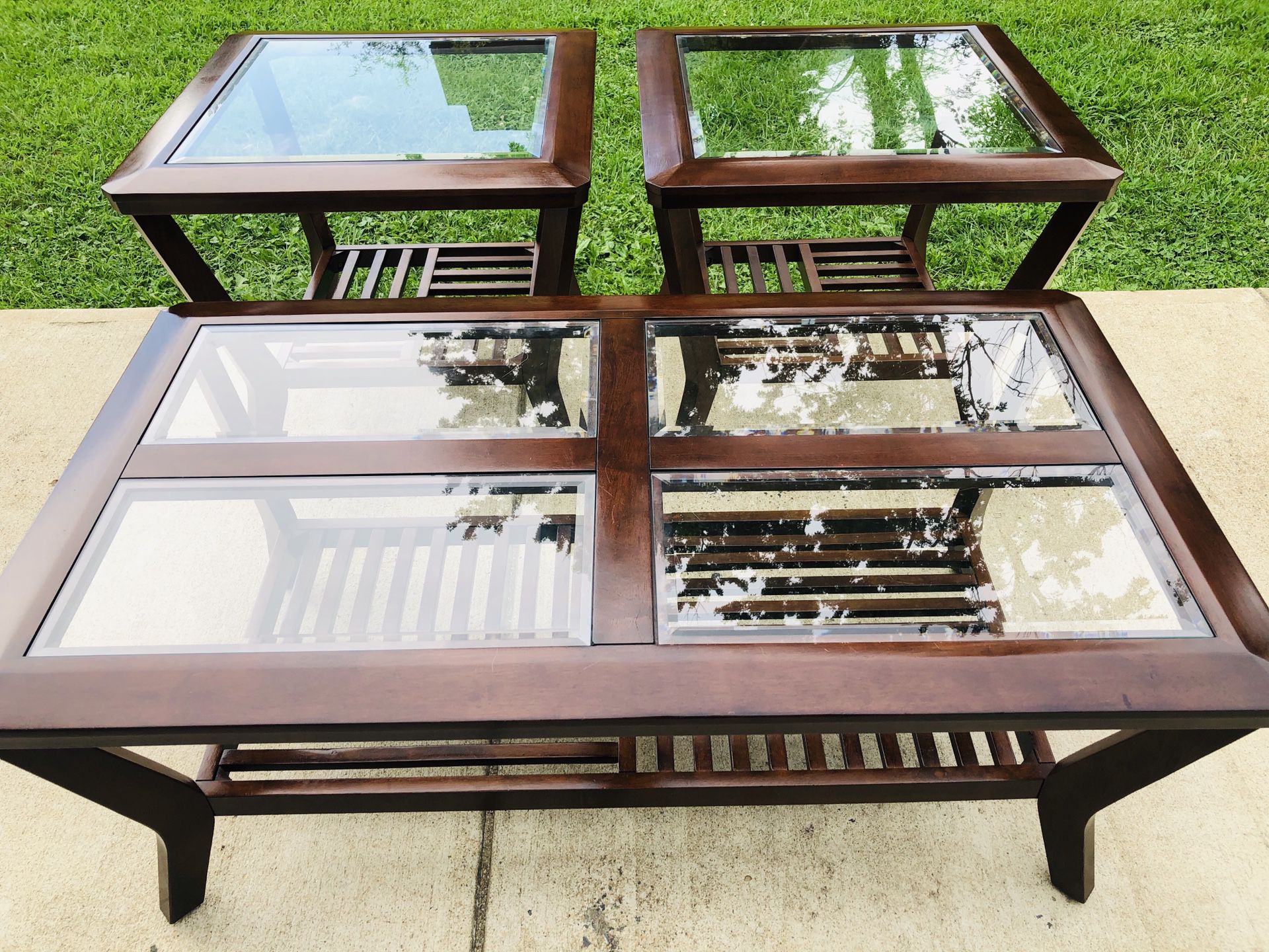 Beautiful! Coffee Table Set. 1 Coffee Table and 2 Side/End Table.