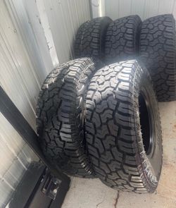 5 Gomas de FANGO estaban en un jeep solo USADAS POR 500 MILLAS .Vendi el jeep y me quede con las GOMAS NUEVAS poco uso y UNA SIN USAR con Los pelos $