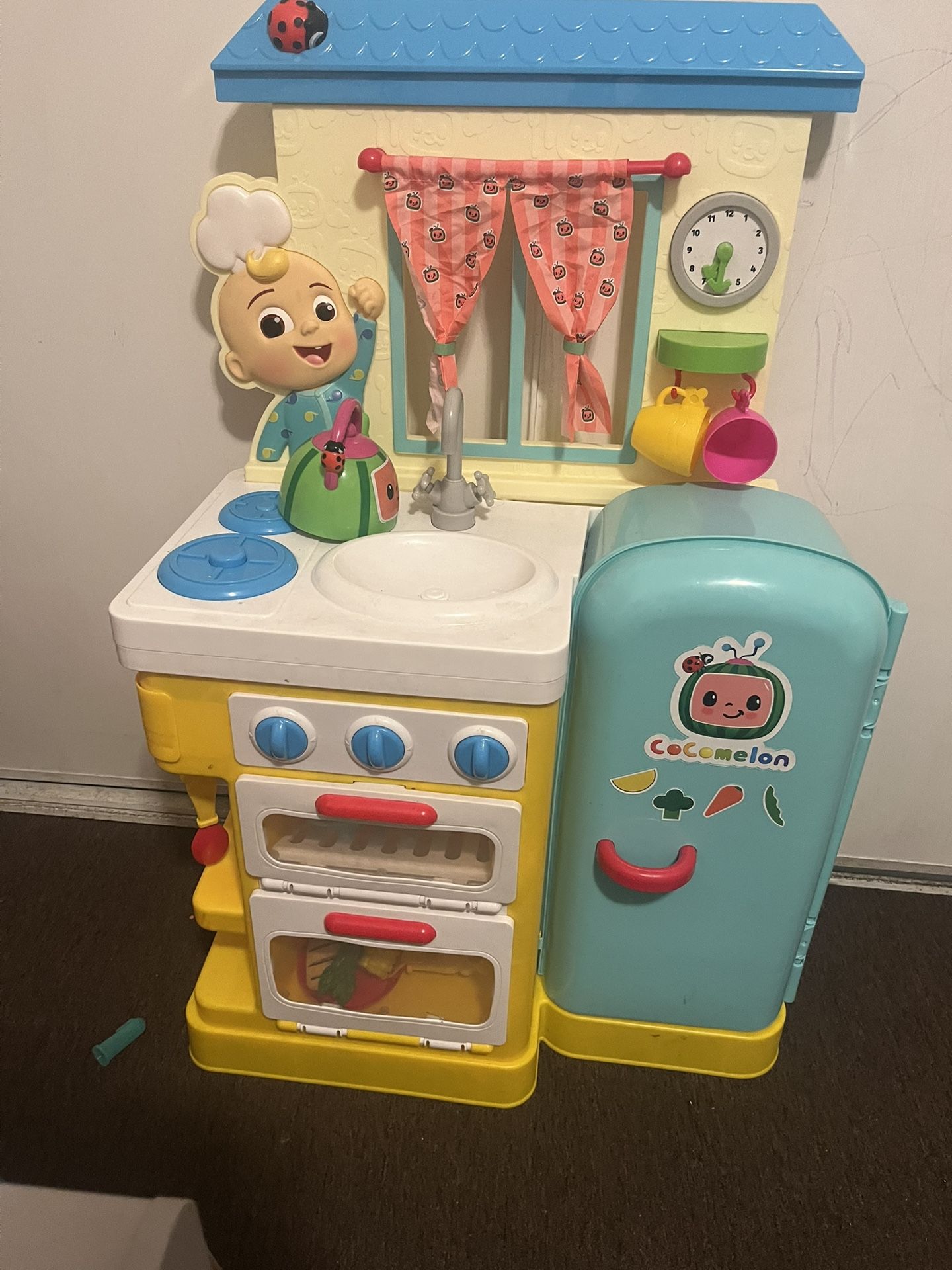CoComelon Deluxe Feature Roleplay, Little Kitchen - Includes Interactive Kitchen Accessories - Toys for Kids and Preschoolers