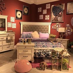 Kanwyn Whitewash Upholstered Panel Bedroom Set (Queen and King Bed Frame