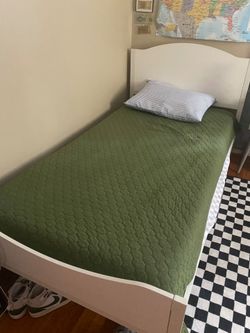 White bed frame (twin)