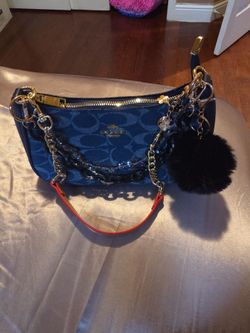 Beautiful handbag with cute keychains included! 👜💕 You can easily remove the keychains if you prefer a simpler look. ✨😍