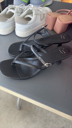 Women’s black kitten heel size 8