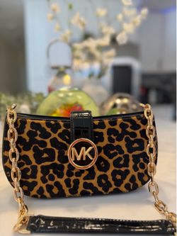 ✨ Beautiful Michael Kors Bag ✨  A gorgeous Michael Kors handbag with a timeless and elegant design. Perfect for everyday use, shopping, work, or a nig