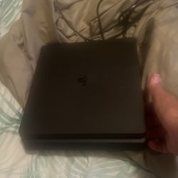 PS4 1Tb, Headset, 2 Controllers